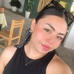 Foto de perfil de la autora de la reseña: mujer joven con pañuelo de lunares y gafas de sol en la cabeza